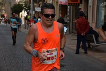 Recital de Xavi Tomasa y Gema Martín en la media maratón de Segovia 36 Media Maratón de Segovia, a su paso por la calle José Zorrilla. / A.M.