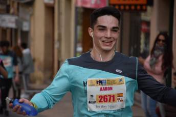 Recital de Xavi Tomasa y Gema Martín en la media maratón de Segovia 5 Media Maratón de Segovia, a su paso por la calle José Zorrilla. / A.M.