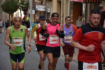 Recital de Xavi Tomasa y Gema Martín en la media maratón de Segovia 49 Media Maratón de Segovia, a su paso por la calle José Zorrilla. / A.M.