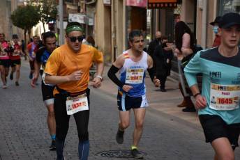 Recital de Xavi Tomasa y Gema Martín en la media maratón de Segovia 50 Media Maratón de Segovia, a su paso por la calle José Zorrilla. / A.M.
