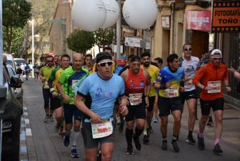 Recital de Xavi Tomasa y Gema Martín en la media maratón de Segovia 6 Media Maratón de Segovia, a su paso por la calle José Zorrilla. / A.M.