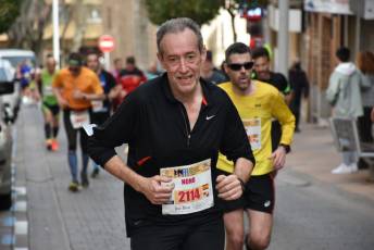 Recital de Xavi Tomasa y Gema Martín en la media maratón de Segovia 51 Media Maratón de Segovia, a su paso por la calle José Zorrilla. / A.M.