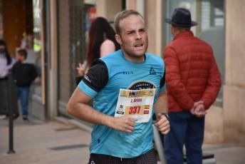 Recital de Xavi Tomasa y Gema Martín en la media maratón de Segovia 53 Media Maratón de Segovia, a su paso por la calle José Zorrilla. / A.M.