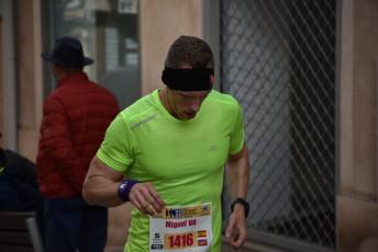 Recital de Xavi Tomasa y Gema Martín en la media maratón de Segovia 54 Media Maratón de Segovia, a su paso por la calle José Zorrilla. / A.M.