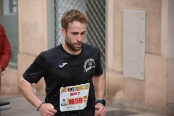 Recital de Xavi Tomasa y Gema Martín en la media maratón de Segovia 55 Media Maratón de Segovia, a su paso por la calle José Zorrilla. / A.M.