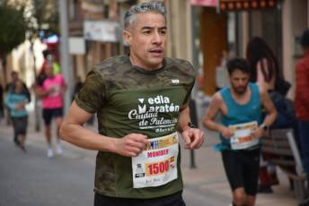 Recital de Xavi Tomasa y Gema Martín en la media maratón de Segovia 56 Media Maratón de Segovia, a su paso por la calle José Zorrilla. / A.M.