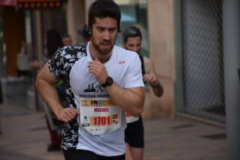Recital de Xavi Tomasa y Gema Martín en la media maratón de Segovia 57 Media Maratón de Segovia, a su paso por la calle José Zorrilla. / A.M.