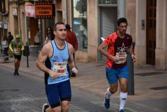 Recital de Xavi Tomasa y Gema Martín en la media maratón de Segovia 58 Media Maratón de Segovia, a su paso por la calle José Zorrilla. / A.M.
