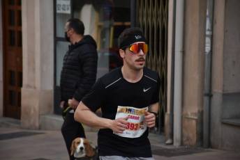 Recital de Xavi Tomasa y Gema Martín en la media maratón de Segovia 60 Media Maratón de Segovia, a su paso por la calle José Zorrilla. / A.M.