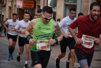 Recital de Xavi Tomasa y Gema Martín en la media maratón de Segovia 64 Media Maratón de Segovia, a su paso por la calle José Zorrilla. / A.M.