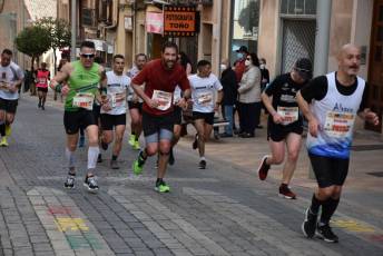 Recital de Xavi Tomasa y Gema Martín en la media maratón de Segovia 65 Media Maratón de Segovia, a su paso por la calle José Zorrilla. / A.M.
