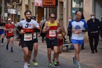 Recital de Xavi Tomasa y Gema Martín en la media maratón de Segovia 66 Media Maratón de Segovia, a su paso por la calle José Zorrilla. / A.M.