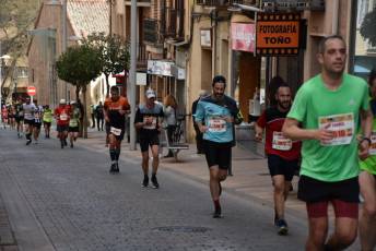 Recital de Xavi Tomasa y Gema Martín en la media maratón de Segovia 67 Media Maratón de Segovia, a su paso por la calle José Zorrilla. / A.M.