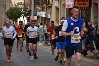 Recital de Xavi Tomasa y Gema Martín en la media maratón de Segovia 69 Media Maratón de Segovia, a su paso por la calle José Zorrilla. / A.M.