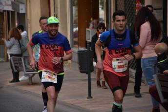 Recital de Xavi Tomasa y Gema Martín en la media maratón de Segovia 8 Media Maratón de Segovia, a su paso por la calle José Zorrilla. / A.M.