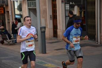Recital de Xavi Tomasa y Gema Martín en la media maratón de Segovia 70 Media Maratón de Segovia, a su paso por la calle José Zorrilla. / A.M.