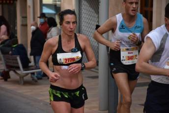 Recital de Xavi Tomasa y Gema Martín en la media maratón de Segovia 71 Media Maratón de Segovia, a su paso por la calle José Zorrilla. / A.M.