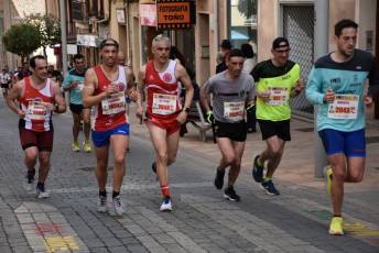 Recital de Xavi Tomasa y Gema Martín en la media maratón de Segovia 73 Media Maratón de Segovia, a su paso por la calle José Zorrilla. / A.M.