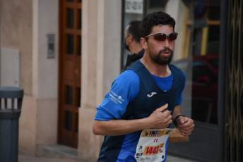 Recital de Xavi Tomasa y Gema Martín en la media maratón de Segovia 74 Media Maratón de Segovia, a su paso por la calle José Zorrilla. / A.M.