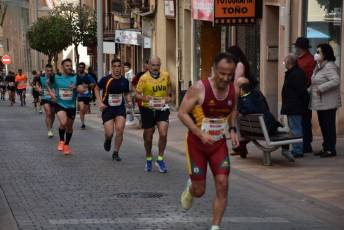 Recital de Xavi Tomasa y Gema Martín en la media maratón de Segovia 76 Media Maratón de Segovia, a su paso por la calle José Zorrilla. / A.M.
