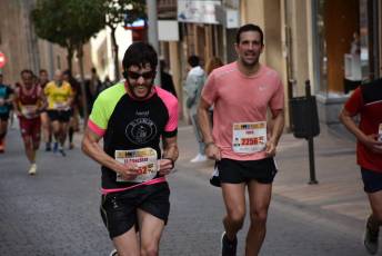 Recital de Xavi Tomasa y Gema Martín en la media maratón de Segovia 77 Media Maratón de Segovia, a su paso por la calle José Zorrilla. / A.M.