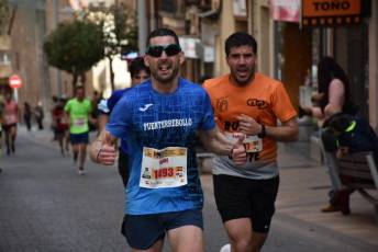 Recital de Xavi Tomasa y Gema Martín en la media maratón de Segovia 78 Media Maratón de Segovia, a su paso por la calle José Zorrilla. / A.M.