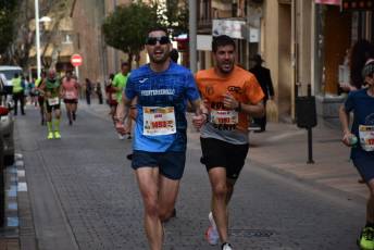 Recital de Xavi Tomasa y Gema Martín en la media maratón de Segovia 79 Media Maratón de Segovia, a su paso por la calle José Zorrilla. / A.M.