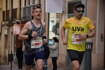 Recital de Xavi Tomasa y Gema Martín en la media maratón de Segovia 80 Media Maratón de Segovia, a su paso por la calle José Zorrilla. / A.M.