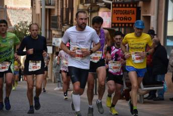 Recital de Xavi Tomasa y Gema Martín en la media maratón de Segovia 81 Media Maratón de Segovia, a su paso por la calle José Zorrilla. / A.M.