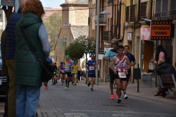 Recital de Xavi Tomasa y Gema Martín en la media maratón de Segovia 82 Media Maratón de Segovia, a su paso por la calle José Zorrilla. / A.M.