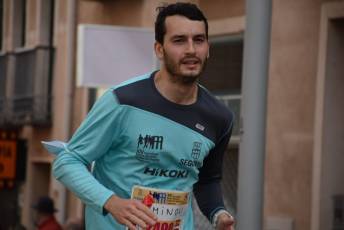 Recital de Xavi Tomasa y Gema Martín en la media maratón de Segovia 83 Media Maratón de Segovia, a su paso por la calle José Zorrilla. / A.M.