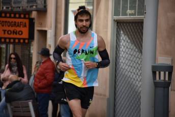 Recital de Xavi Tomasa y Gema Martín en la media maratón de Segovia 84 Media Maratón de Segovia, a su paso por la calle José Zorrilla. / A.M.