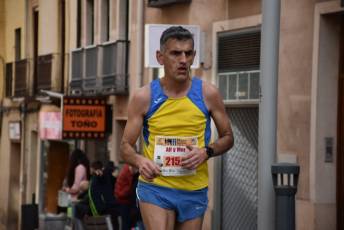 Recital de Xavi Tomasa y Gema Martín en la media maratón de Segovia 85 Media Maratón de Segovia, a su paso por la calle José Zorrilla. / A.M.