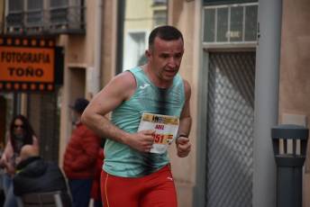 Recital de Xavi Tomasa y Gema Martín en la media maratón de Segovia 86 Media Maratón de Segovia, a su paso por la calle José Zorrilla. / A.M.