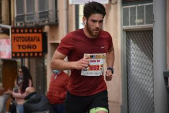 Recital de Xavi Tomasa y Gema Martín en la media maratón de Segovia 87 Media Maratón de Segovia, a su paso por la calle José Zorrilla. / A.M.