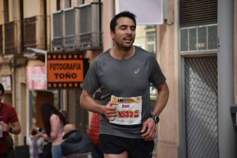Recital de Xavi Tomasa y Gema Martín en la media maratón de Segovia 88 Media Maratón de Segovia, a su paso por la calle José Zorrilla. / A.M.