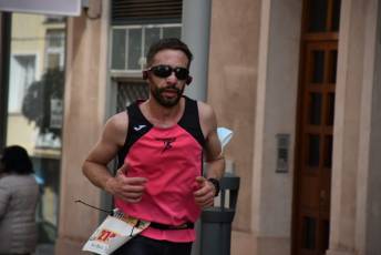 Recital de Xavi Tomasa y Gema Martín en la media maratón de Segovia 89 Media Maratón de Segovia, a su paso por la calle José Zorrilla. / A.M.