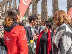 Disfrutar de Segovia sufriendo: más fotografías de la media maratón 16 Javi Guerra y la alcaldesa de Segovia, Clara Luquero, en la media Maratón de Segovia. / NEREA LLORENTE
