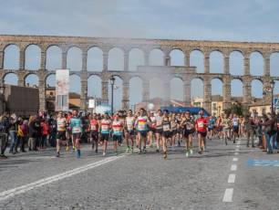 Disfrutar de Segovia sufriendo: más fotografías de la media maratón 22 Salida de la Media Maratón de Segovia. / NEREA LLORENTE