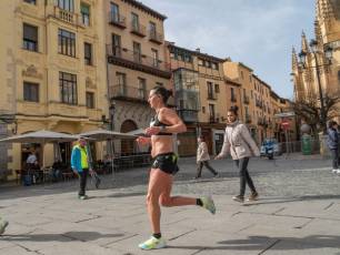 Disfrutar de Segovia sufriendo: más fotografías de la media maratón 48 Media Maratón de Segovia. / NEREA LLORENTE
