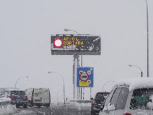 Galería | La nevada del 20 de abril 26 Panel informativo en la AP-61, durante la nevada. / KAMARERO