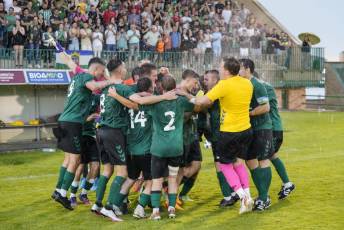 Fotogalería Final Copa Delegación UD El Espinar vs Monteresma 85 Los componentes de la UD El Espinar celebran el triunfo en la final de la Copa./ MIGUEL ÁNGEL FERNÁNDEZ