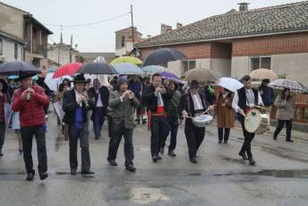 Fotogalería Procesión en honor al Santo Cristo de la Columna en Escarabajosa de Cabezas 12 Misa y Procesión Escarabajosa de Cabezas