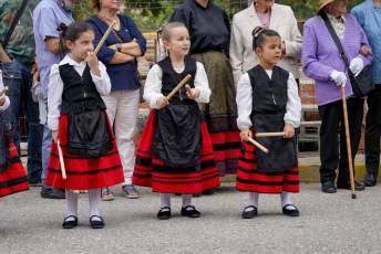 Fotogalería Procesión en honor a la Virgen del Rosario en San Cristóbal de Segovia 32 Fotografía: Miguel Angel Fernández
