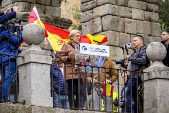 Fotogalería Manifestación NO a la Amnistía 4 La presidenta del Partido Popular de Segovia, Paloma Sanz, en la concentración frente a la ley de amnistía. / MIGUEL ÁNGEL FERNÁNDEZ
