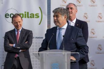 Fotogalería Visita Emilio Butragueño a la Escuela de la Fundación Real Madrid Ecopilas 14 Fundación Real Madrid Butragueño
