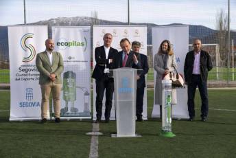 Fotogalería Visita Emilio Butragueño a la Escuela de la Fundación Real Madrid Ecopilas 12 Fundación Real Madrid Butragueño