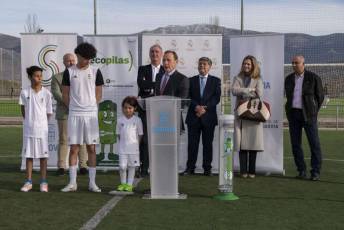 Fotogalería Visita Emilio Butragueño a la Escuela de la Fundación Real Madrid Ecopilas 4 Fundación Real Madrid Butragueño