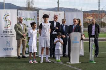 Fotogalería Visita Emilio Butragueño a la Escuela de la Fundación Real Madrid Ecopilas 27 Fundación Real Madrid Butragueño