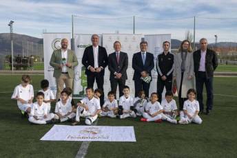Fotogalería Visita Emilio Butragueño a la Escuela de la Fundación Real Madrid Ecopilas 5 Fundación Real Madrid Butragueño